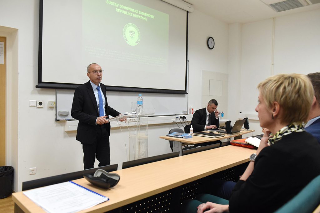 Slika https://www.morh.hr/wp-content/uploads/2019/11/ratna_skola_25112019-1024x683.jpg
