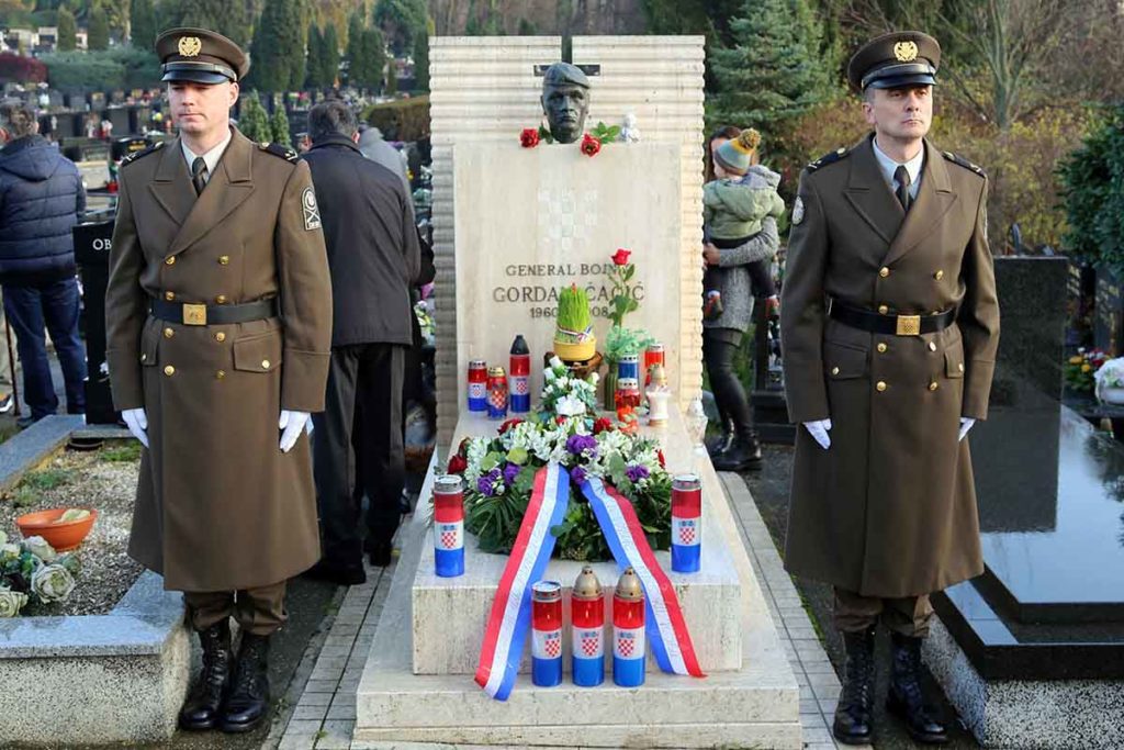 Slika https://www.morh.hr/wp-content/uploads/2019/12/11.-obljetnica-smrti-generala-cacica-g-1024x683.jpg