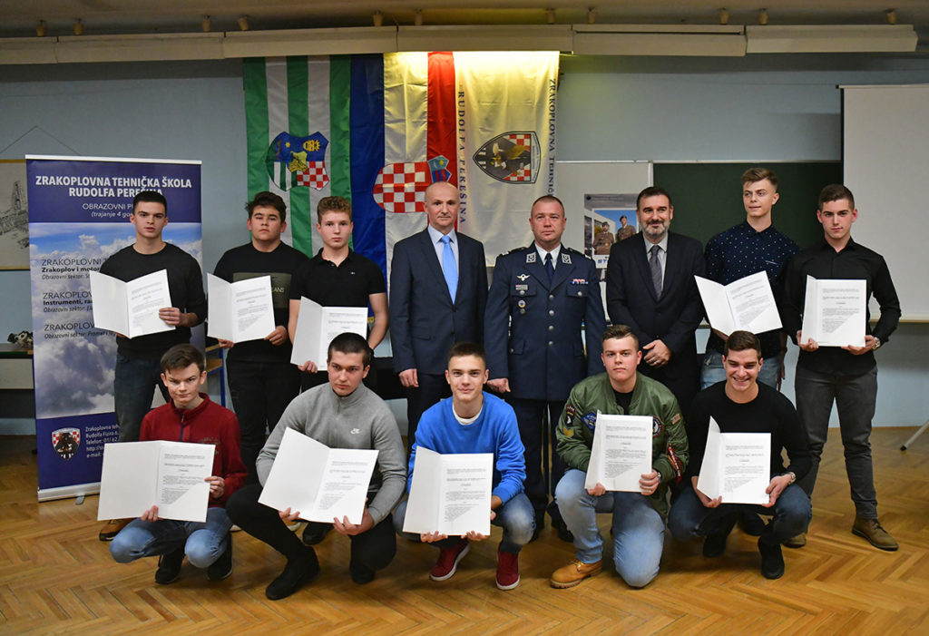 Slika https://www.morh.hr/wp-content/uploads/2019/12/20191218_zrakoplovni_tehnicari_16-1024x701.jpg