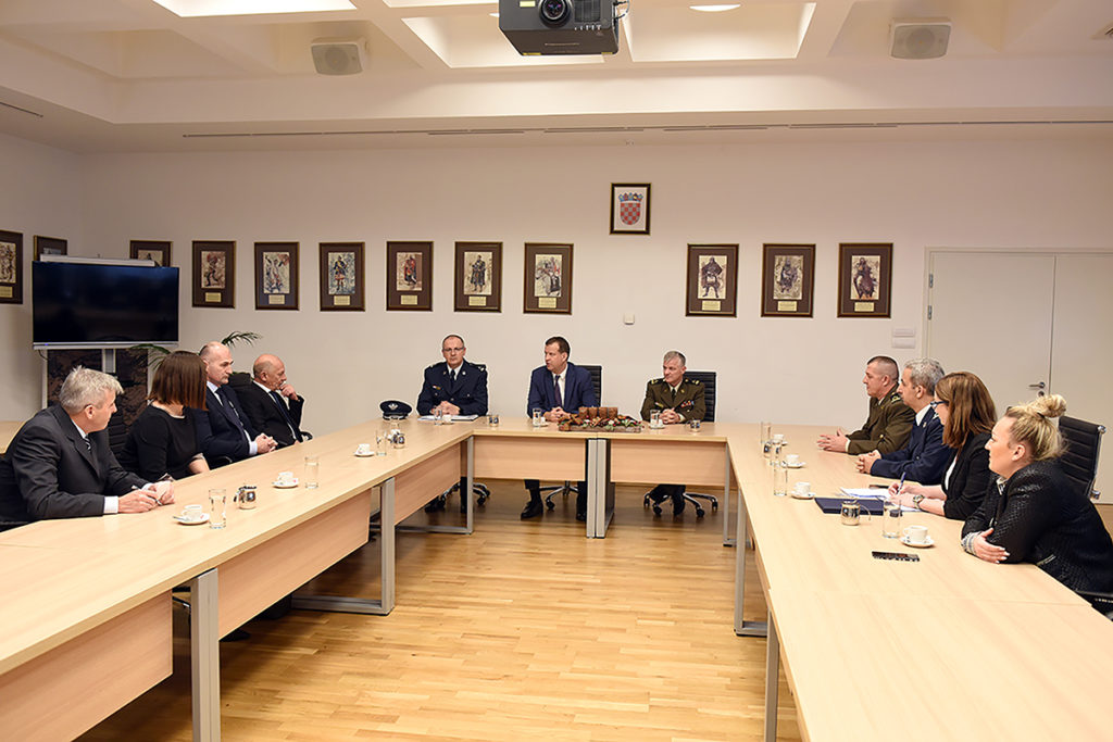 Slika https://www.morh.hr/wp-content/uploads/2019/12/20191219_nato_certifikati_01-1024x683.jpg