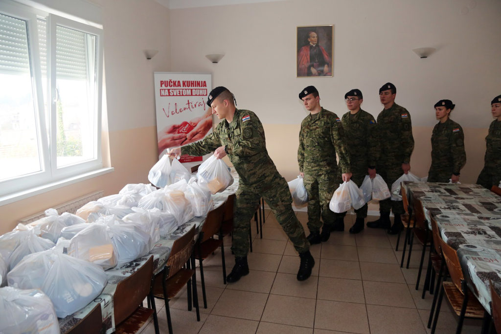 Slika https://www.morh.hr/wp-content/uploads/2019/12/20191220_humanitarna_akcija_kadet_01-1024x683.jpg