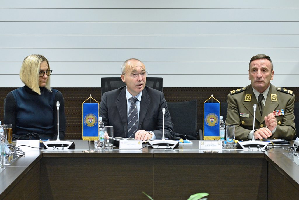 Slika https://www.morh.hr/wp-content/uploads/2019/12/domovinska_sigurnost_20191209_02-1024x684.jpg