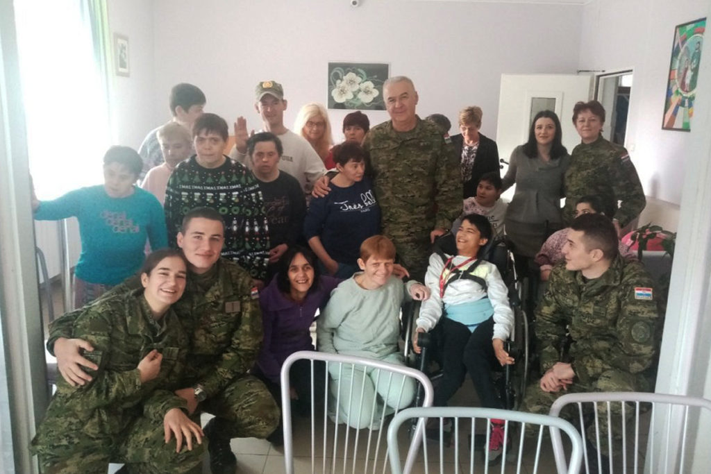 Slika https://www.morh.hr/wp-content/uploads/2019/12/humanitarna_akcija2019-12-17-1024x683.jpg
