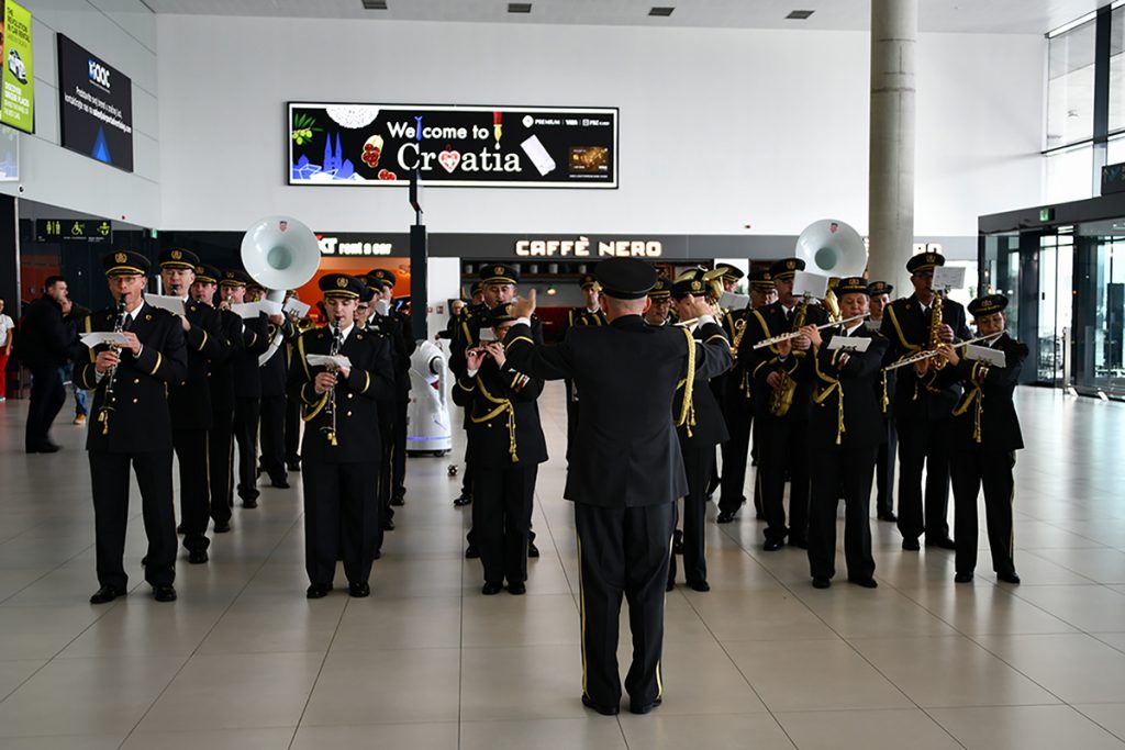 Slika https://www.morh.hr/wp-content/uploads/2019/12/orkestar_zracna_luka_03122019_09-1024x683.jpg