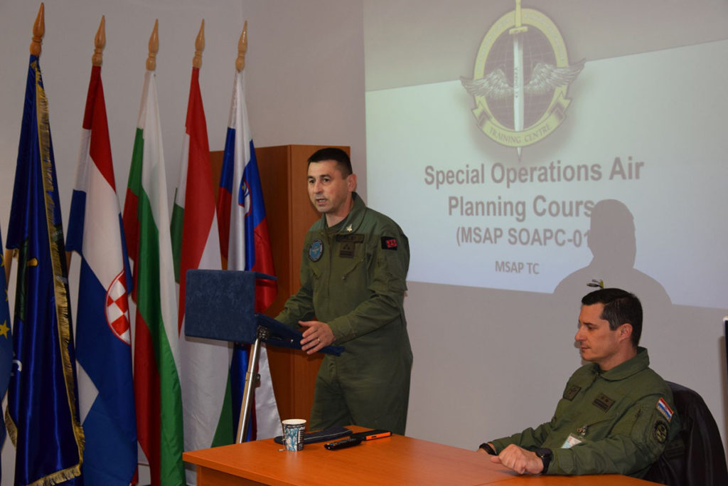 Slika https://www.morh.hr/wp-content/uploads/2020/02/2020-02-20-tecaj-spec-zracne-operacije-2-1024x683.jpg