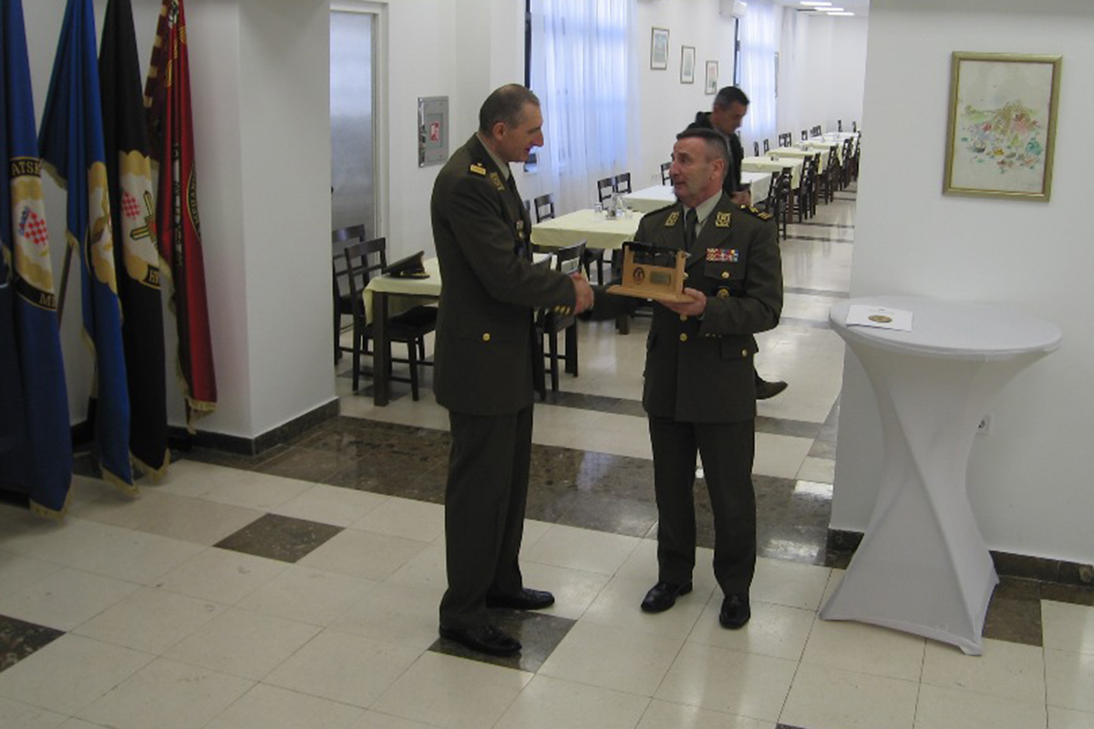 General Šundov s pripadnicima Gardijske mehanizirane brigade | Foto: OSRH