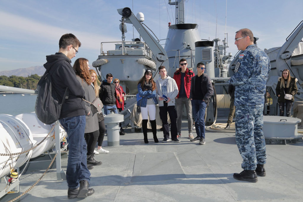 Slika https://www.morh.hr/wp-content/uploads/2020/03/2020-03-05-dan-otvorenih-vrata-st-1024x683.jpg