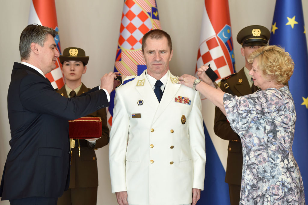 Slika https://www.morh.hr/wp-content/uploads/2020/03/20200311-robert-hranj-admiral-dodjela-cina-06-1024x683.jpg
