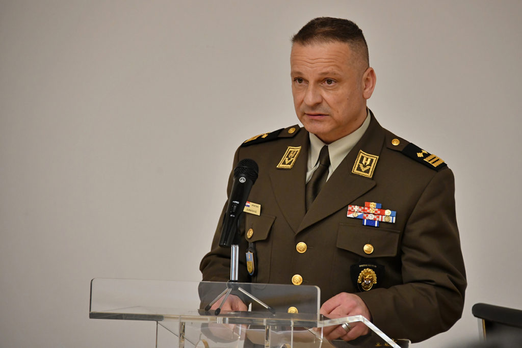 Slika https://www.morh.hr/wp-content/uploads/2020/03/20200313-primopredaja-zamjenika-nacelnika-gsosrh-09-1024x683.jpg