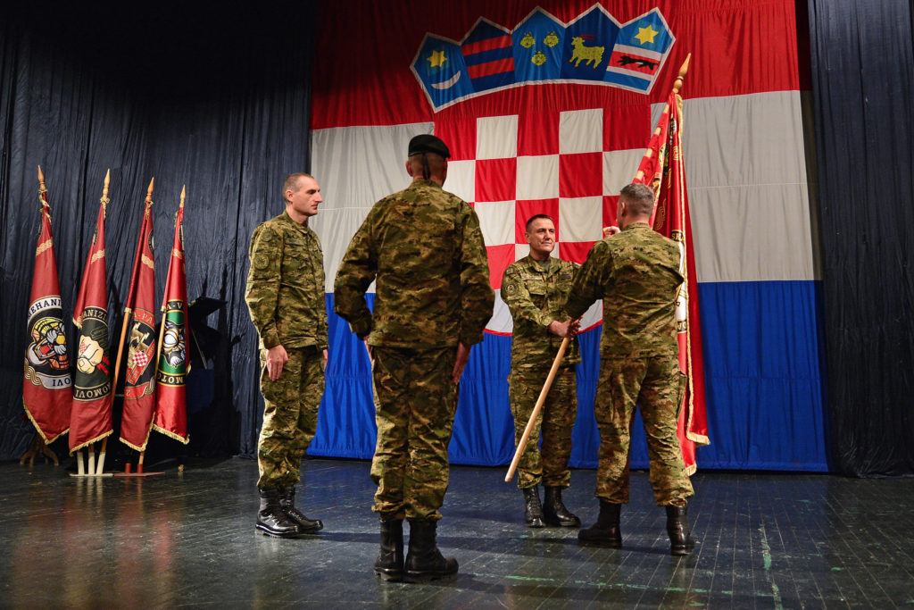 Slika https://www.morh.hr/wp-content/uploads/2020/03/20200316-primopredaja-knin-1024x683.jpg
