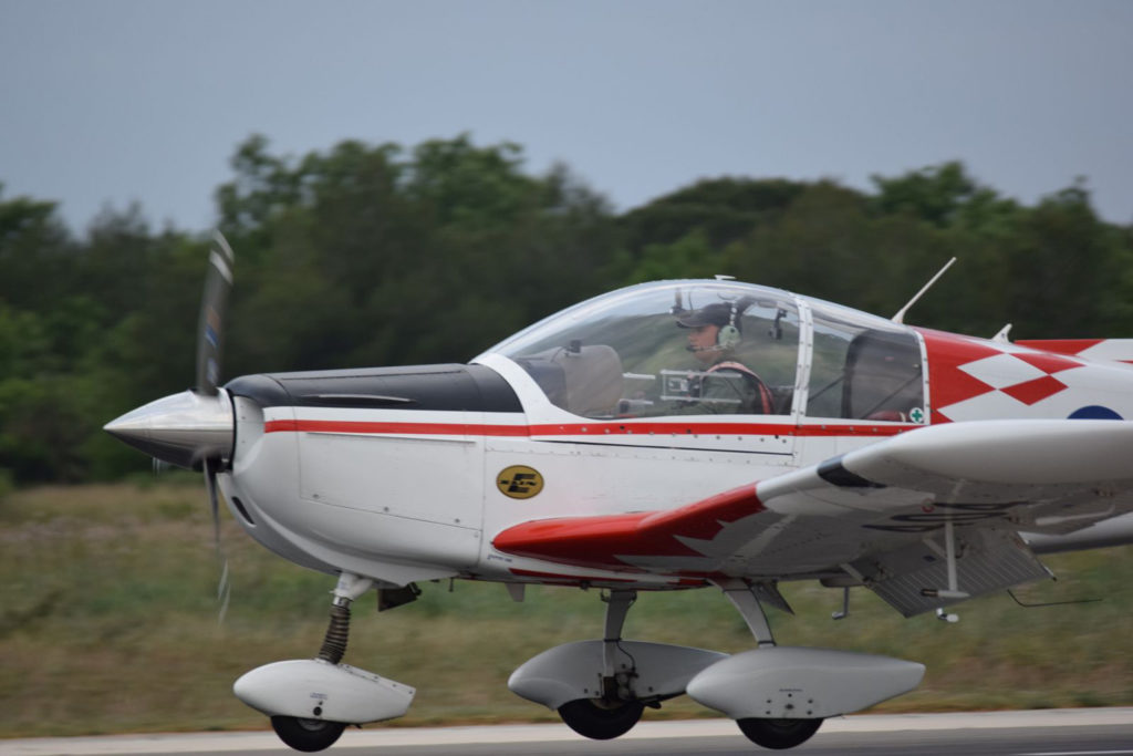 Slika https://www.morh.hr/wp-content/uploads/2020/04/prvi-samostalni-letovi-7-1024x683.jpg