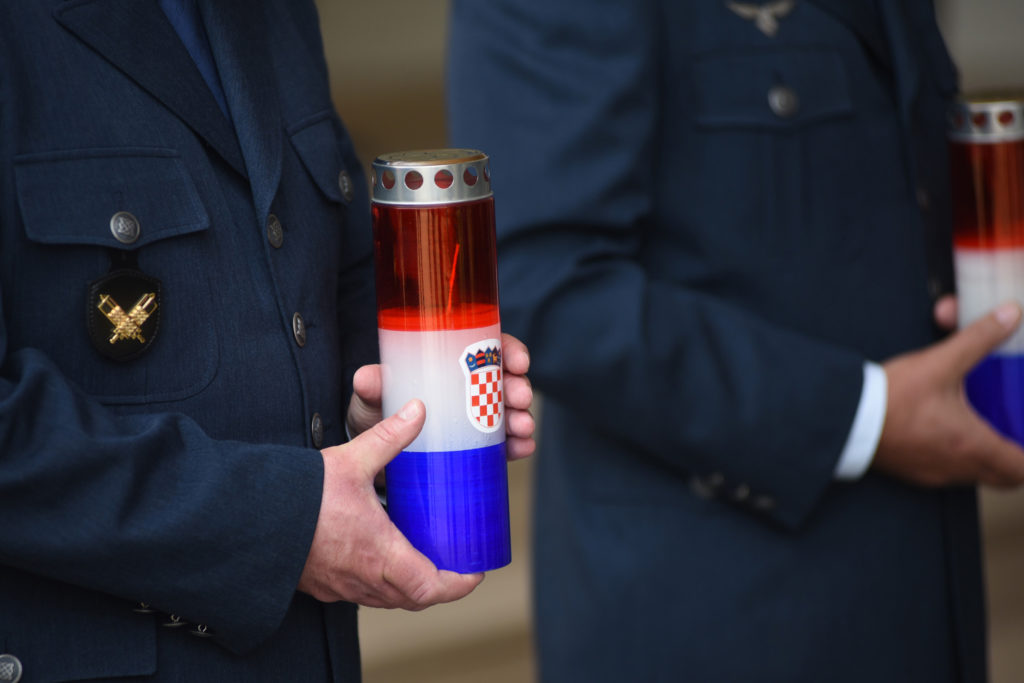 Slika https://www.morh.hr/wp-content/uploads/2020/05/2020-05-12-pogreb-1024x683.jpg