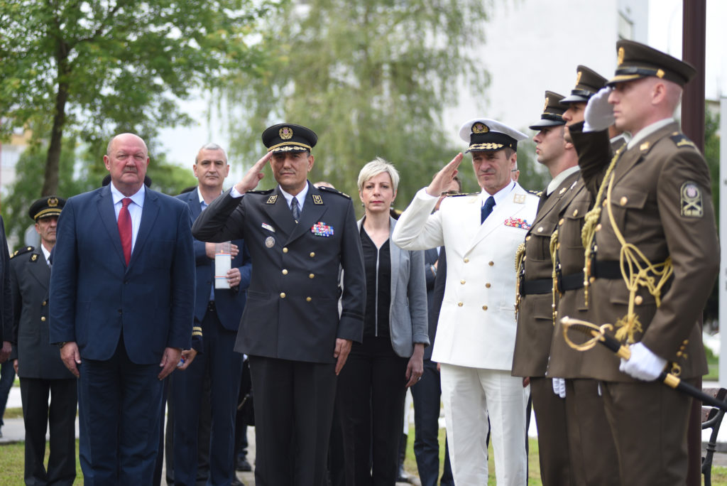 Slika https://www.morh.hr/wp-content/uploads/2020/05/20200529-dan-hkov-a-1024x684.jpg