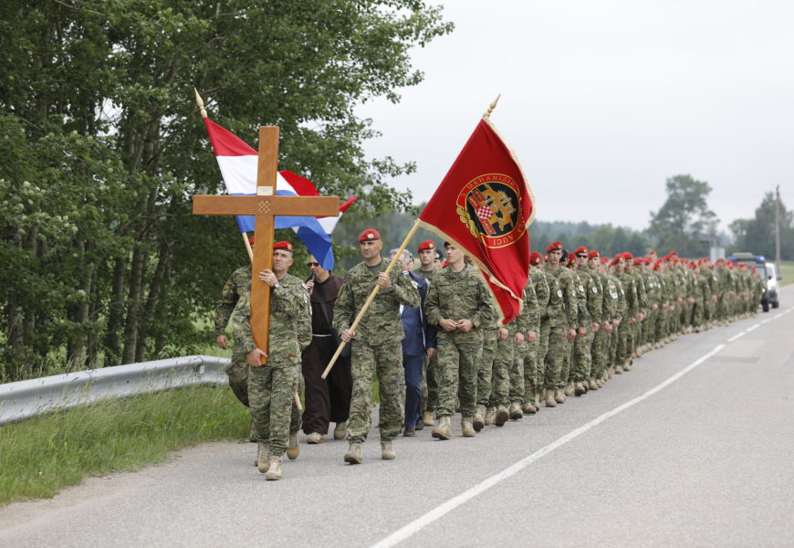 Hodočašće pripadnika 2. HRVCON-a na Brdo križeva u Litvi