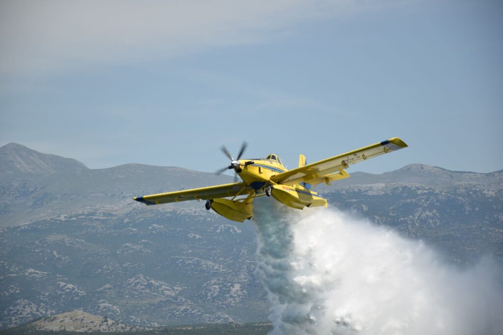 Slika https://www.morh.hr/wp-content/uploads/2020/07/20200729-airtractor-5-1024x683.jpg