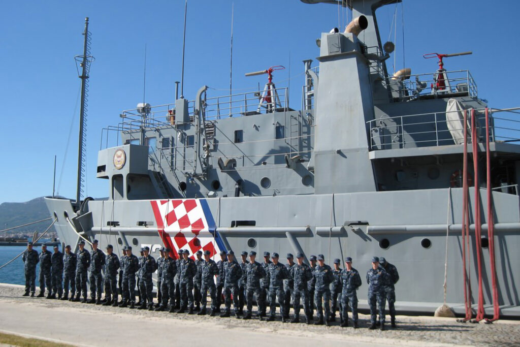 Slika https://www.morh.hr/wp-content/uploads/2020/08/20200824-kadeti-hrm-1-1024x683.jpg