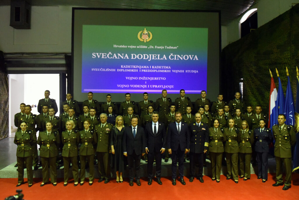 Slika https://www.morh.hr/wp-content/uploads/2020/08/20200831-kadeti-dodjela-cinova-1024x683.jpg