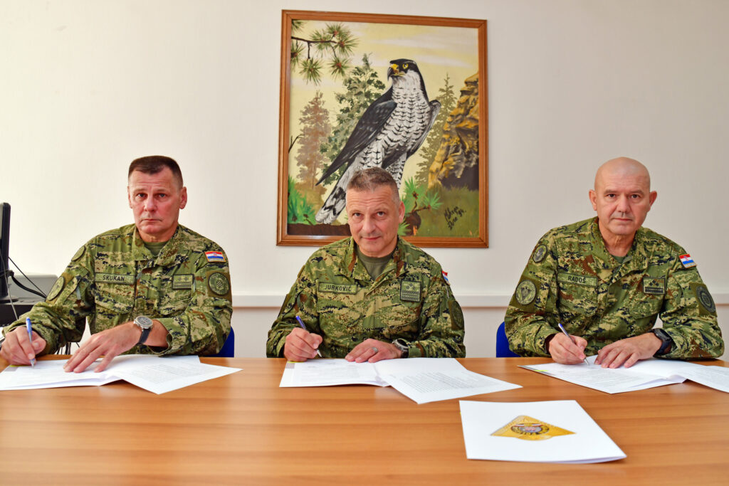 Slika https://www.morh.hr/wp-content/uploads/2020/09/20200910-primopredaja-rados-skukan-1024x683.jpg