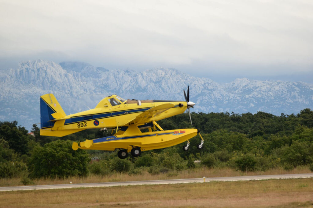 Slika https://www.morh.hr/wp-content/uploads/2020/09/20200912-airtractor-1024x683.jpg