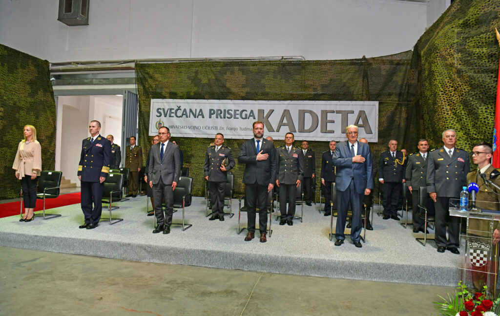 Slika https://www.morh.hr/wp-content/uploads/2020/09/20200925-prisega-kadeta-1024x647.jpg