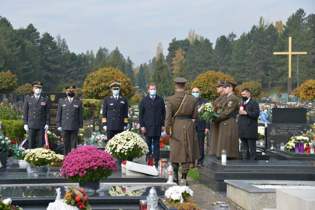 Slika https://www.morh.hr/wp-content/uploads/2020/10/2020-10-30-mirogoj-vijenci-07-1024x683.jpg