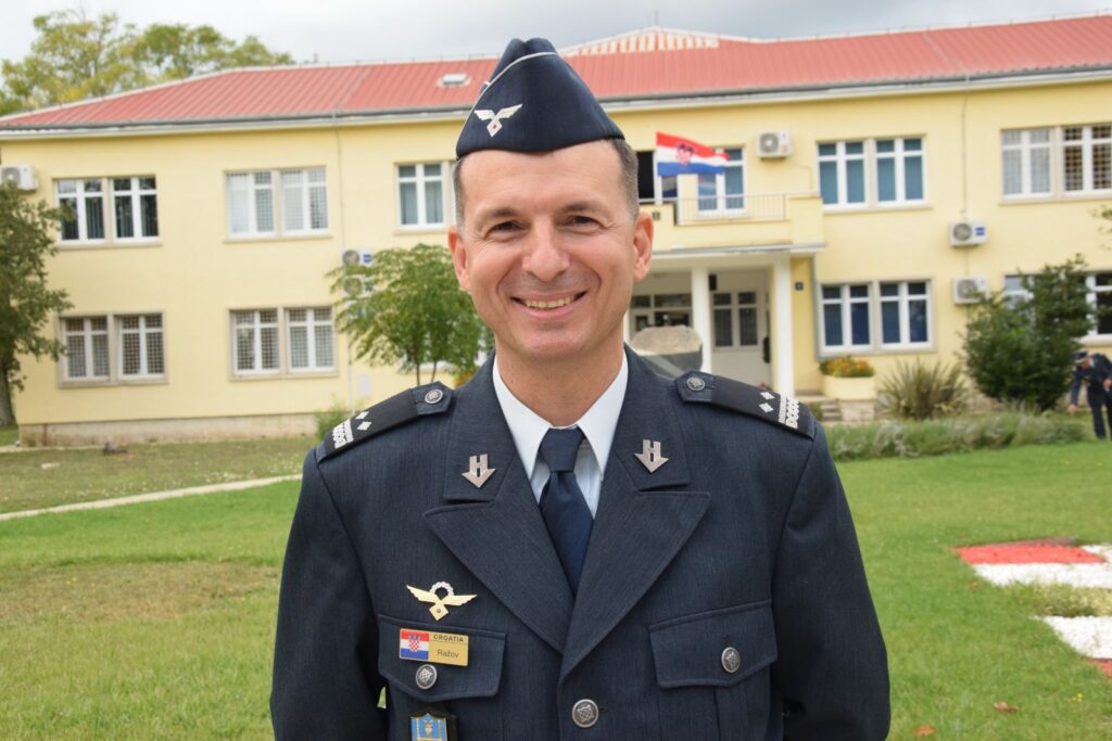 Slika https://www.morh.hr/wp-content/uploads/2020/10/20201002-primopredaja-zapovjednika-93-krilo-13-1024x683.jpg