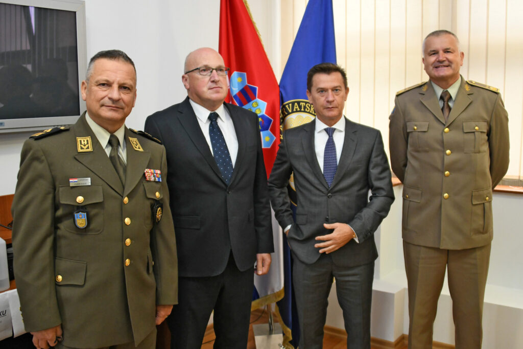 Slika https://www.morh.hr/wp-content/uploads/2020/10/20201005-posjet-delegacije-bih-1024x683.jpg