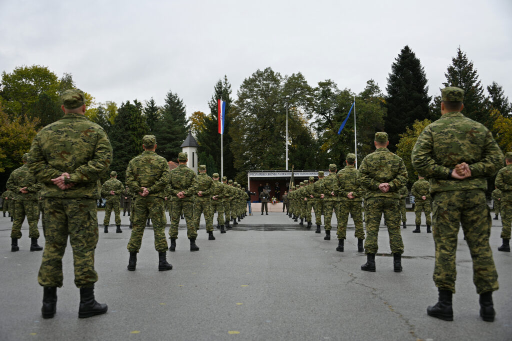 Slika https://www.morh.hr/wp-content/uploads/2020/10/20201016-prisega-dragovoljnih-rocnika-1024x683.jpg