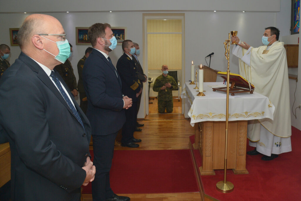 Slika https://www.morh.hr/wp-content/uploads/2020/10/20201023-dan-vojne-kapelanije-05-1024x683.jpg