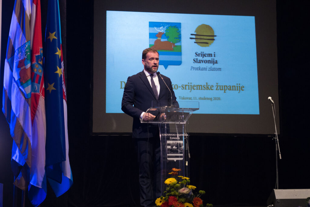 Slika https://www.morh.hr/wp-content/uploads/2020/11/2020-11-11-dan-vukovarsko-srijemske-zupanije-12-1024x683.jpg