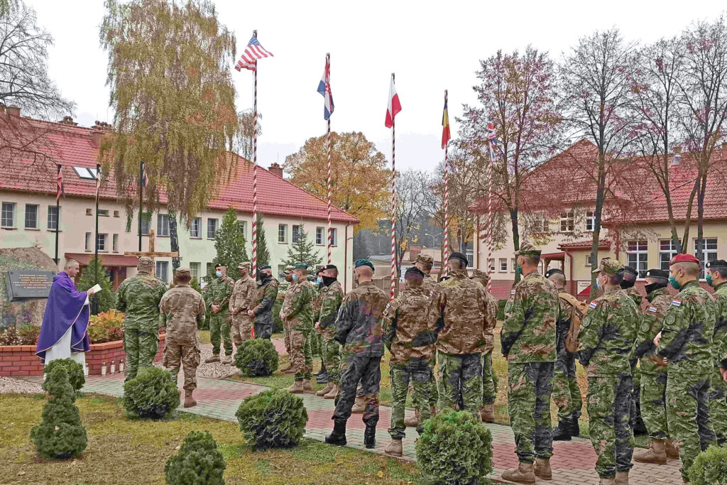 Slika https://www.morh.hr/wp-content/uploads/2020/11/20201102-svi-sveti-disni-dan-6-hrvcon-005-1024x683.jpg
