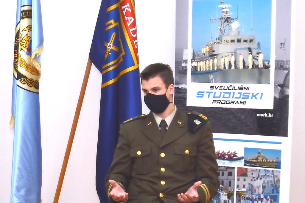 Slika https://www.morh.hr/wp-content/uploads/2020/11/20201125-hvu-na-sajmu-stipendija-004-1024x683.jpg