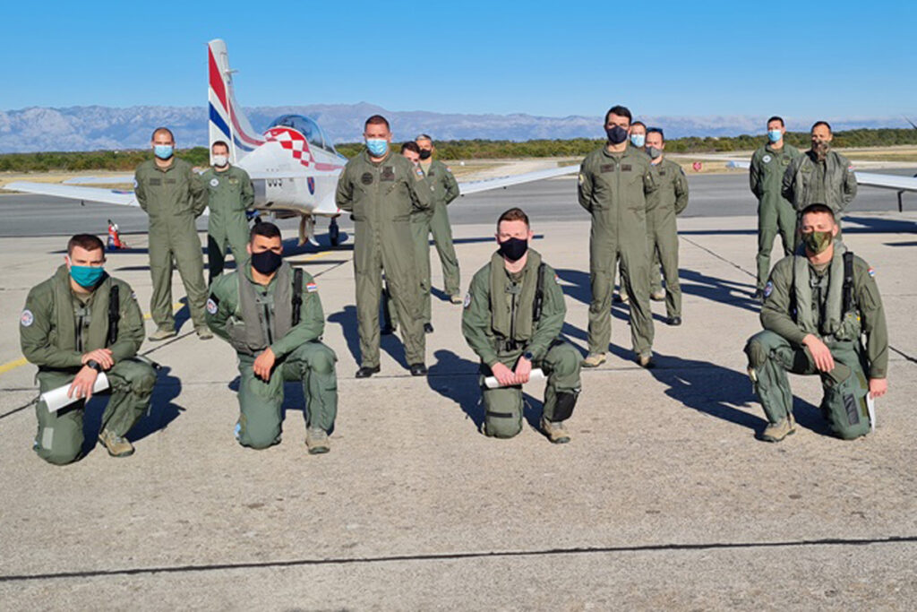 Slika https://www.morh.hr/wp-content/uploads/2020/11/prvi-samostalni-letovi-kadeta-pilota-na-pc-9m-7-1024x683.jpg