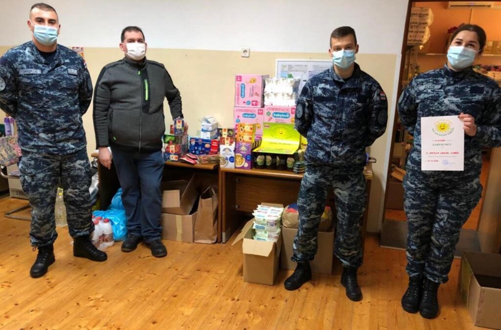 Slika https://www.morh.hr/wp-content/uploads/2020/12/2020-12-21-hrm-jedni-za-druge-2-1024x674.jpg