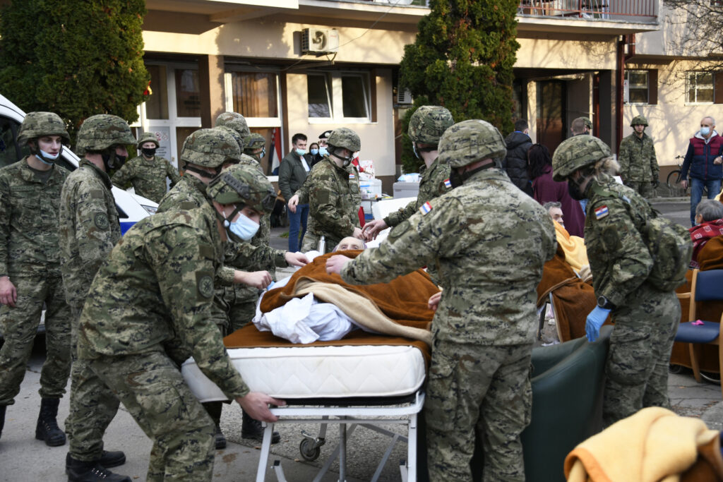 Slika https://www.morh.hr/wp-content/uploads/2020/12/2020-12-29-potres-petrinja-03-1024x683.jpg