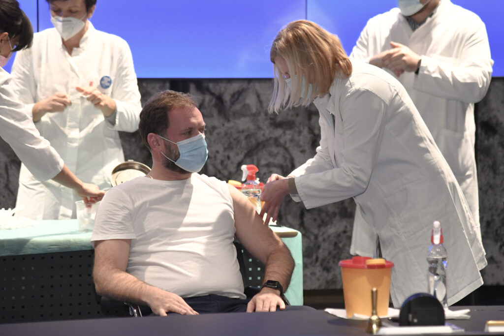 Slika https://www.morh.hr/wp-content/uploads/2021/01/2021-01-07-cojepljenje-covid-mario-banozic-04-1024x683.jpg