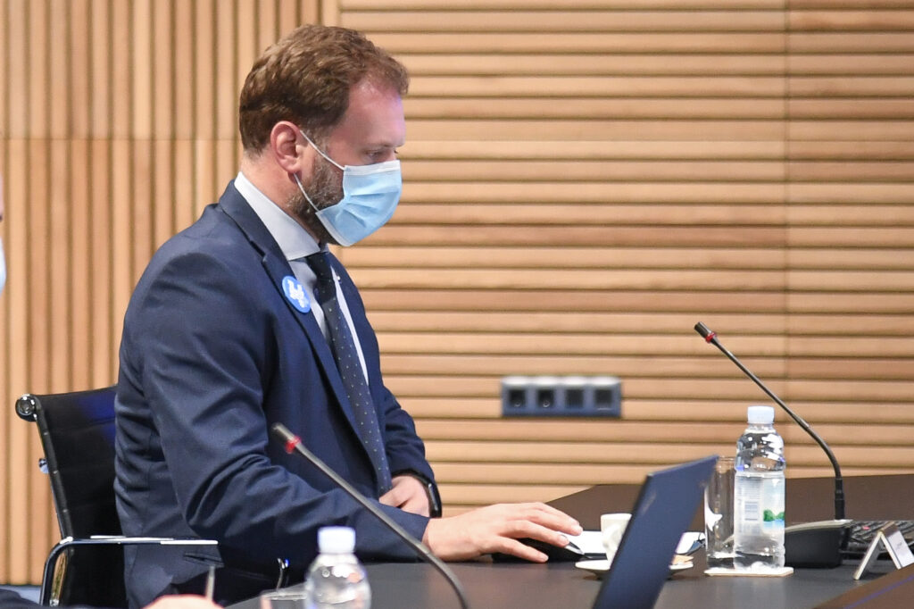 Slika https://www.morh.hr/wp-content/uploads/2021/01/2021-01-14-banozic-sjednica-vrh-1024x682.jpg