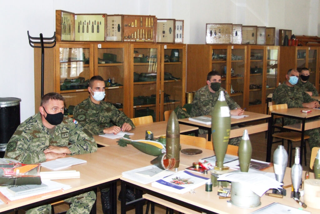 Slika https://www.morh.hr/wp-content/uploads/2021/01/2021-01-21-obuka-topnicko-naoruzanje-1024x683.jpg