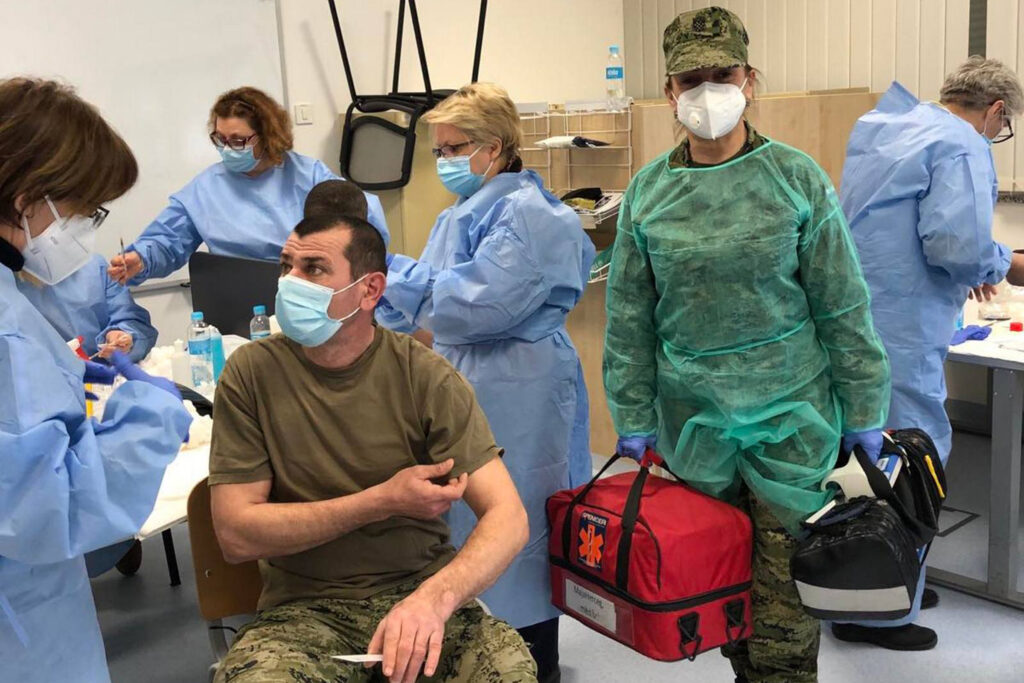 Slika https://www.morh.hr/wp-content/uploads/2021/01/2021-01-25-cijepljenje-3-1024x683.jpg