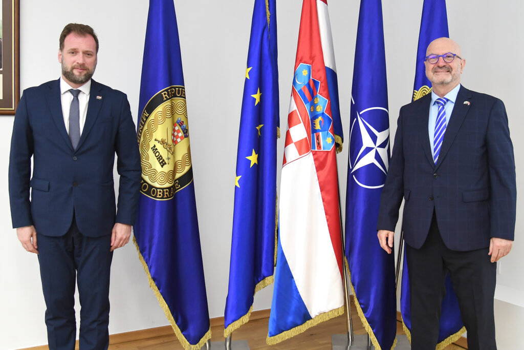 Slika https://www.morh.hr/wp-content/uploads/2021/02/2021-02-16-bilateralni-susret-vp-izraela-ministar-banozic-8-1024x683.jpg