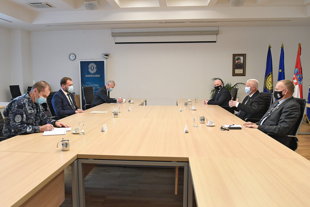 Slika https://www.morh.hr/wp-content/uploads/2021/02/2021-02-25-mo-generalski-zbor-1-1024x683.jpg