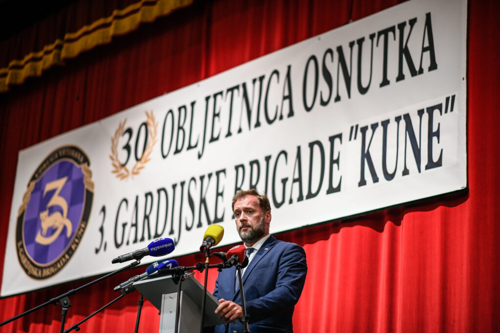 Slika https://www.morh.hr/wp-content/uploads/2021/04/2021-04-29-obljetnica-kune-09-1024x683.jpg