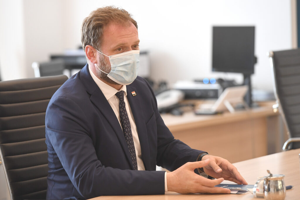Slika https://www.morh.hr/wp-content/uploads/2021/05/2021-05-05-sokolovi-01-1024x683.jpg