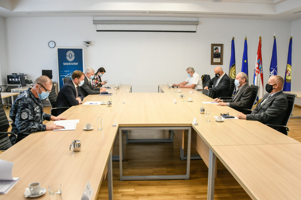 Slika https://www.morh.hr/wp-content/uploads/2021/05/2021-05-06-mo-generalski-zbor-1-1024x683.jpg