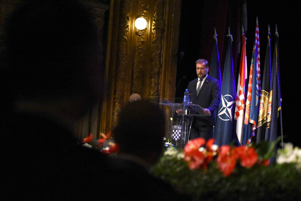 Slika https://www.morh.hr/wp-content/uploads/2021/05/2021-05-26-svecana-akademija-9-1024x684.jpg