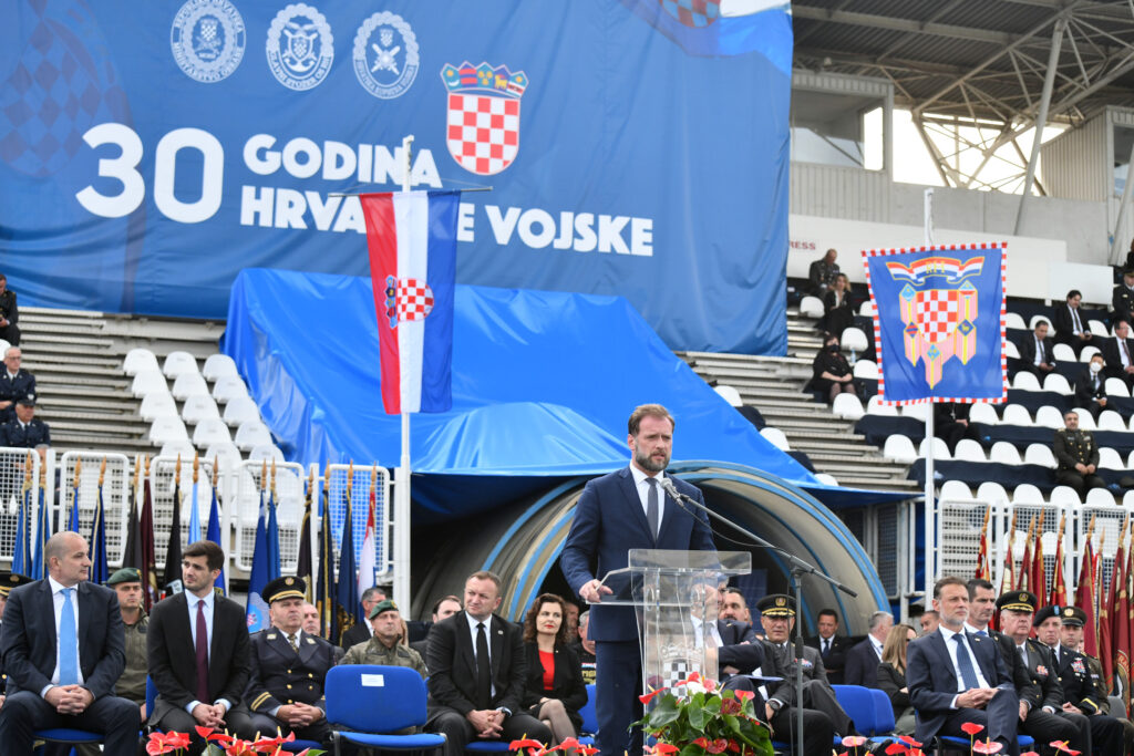 Slika https://www.morh.hr/wp-content/uploads/2021/05/2021-05-28-2-postrojavanje-kranjceviceva-21-1024x683.jpg