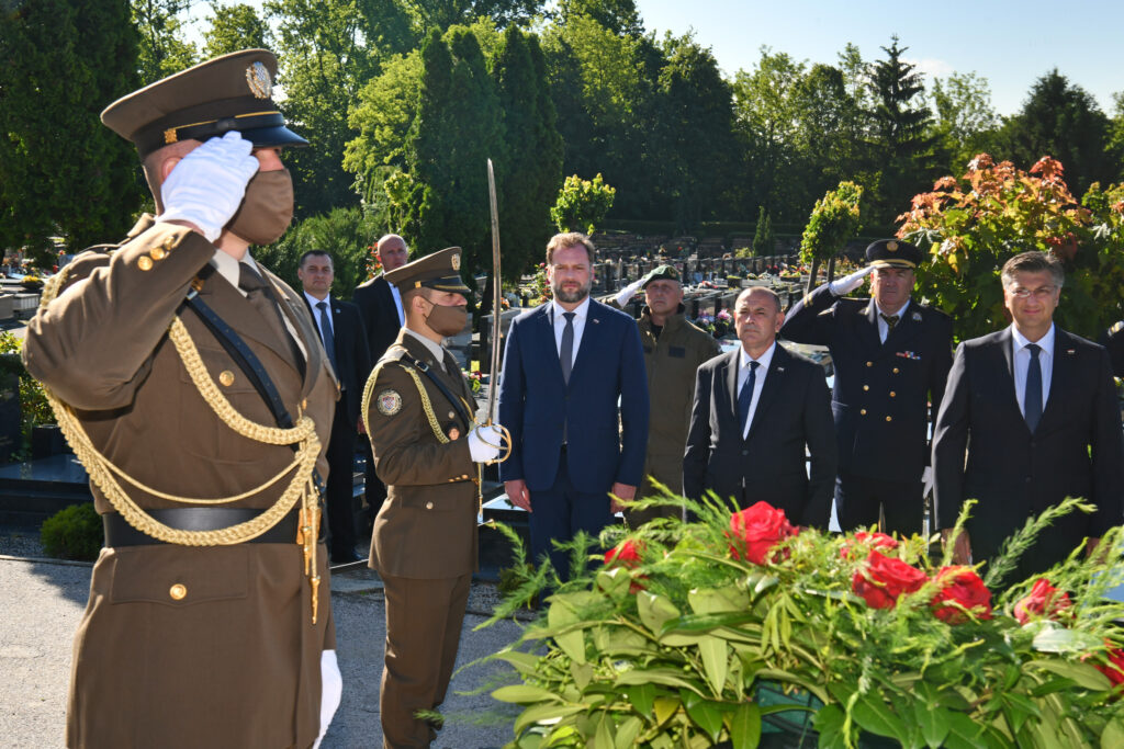 Slika https://www.morh.hr/wp-content/uploads/2021/05/2021-05-28-mirogoj-vijenci-1024x683.jpg