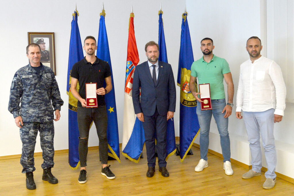 Slika https://www.morh.hr/wp-content/uploads/2021/06/susret-ministra-obrane-sa-vrhunskim-sportasima_0007-1024x683.jpg