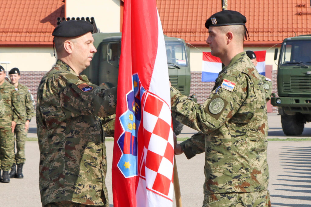 Slika https://www.morh.hr/wp-content/uploads/2021/07/2021-07-09-primopredaja-hrvcon-1024x683.jpg