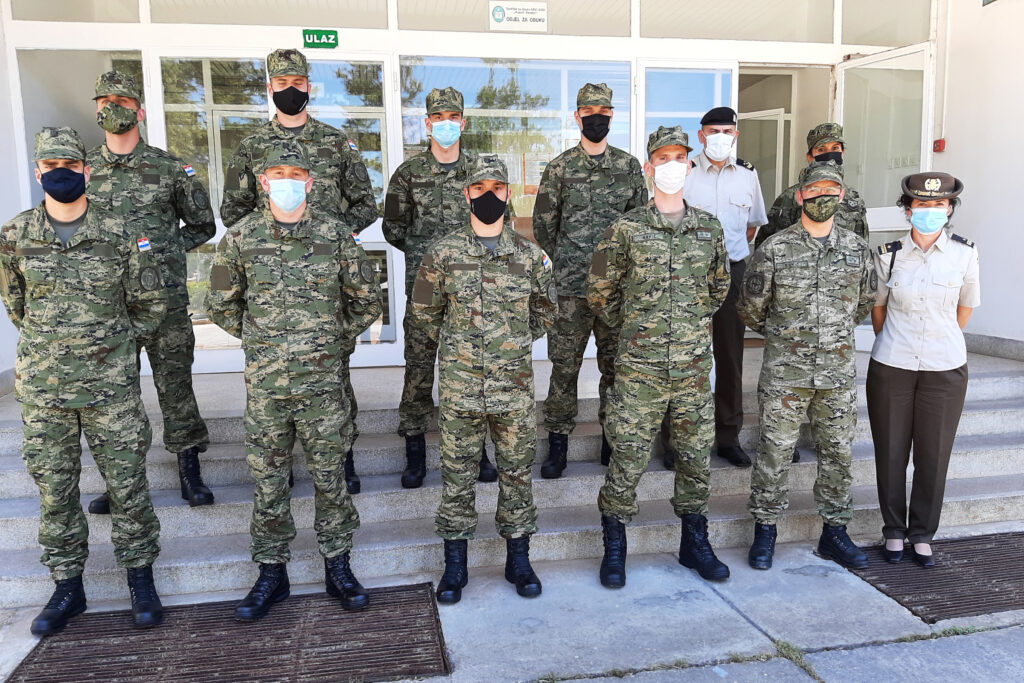 Slika https://www.morh.hr/wp-content/uploads/2021/07/2021-07-09-zrakoplovni-tehnicari-2-1024x683.jpg